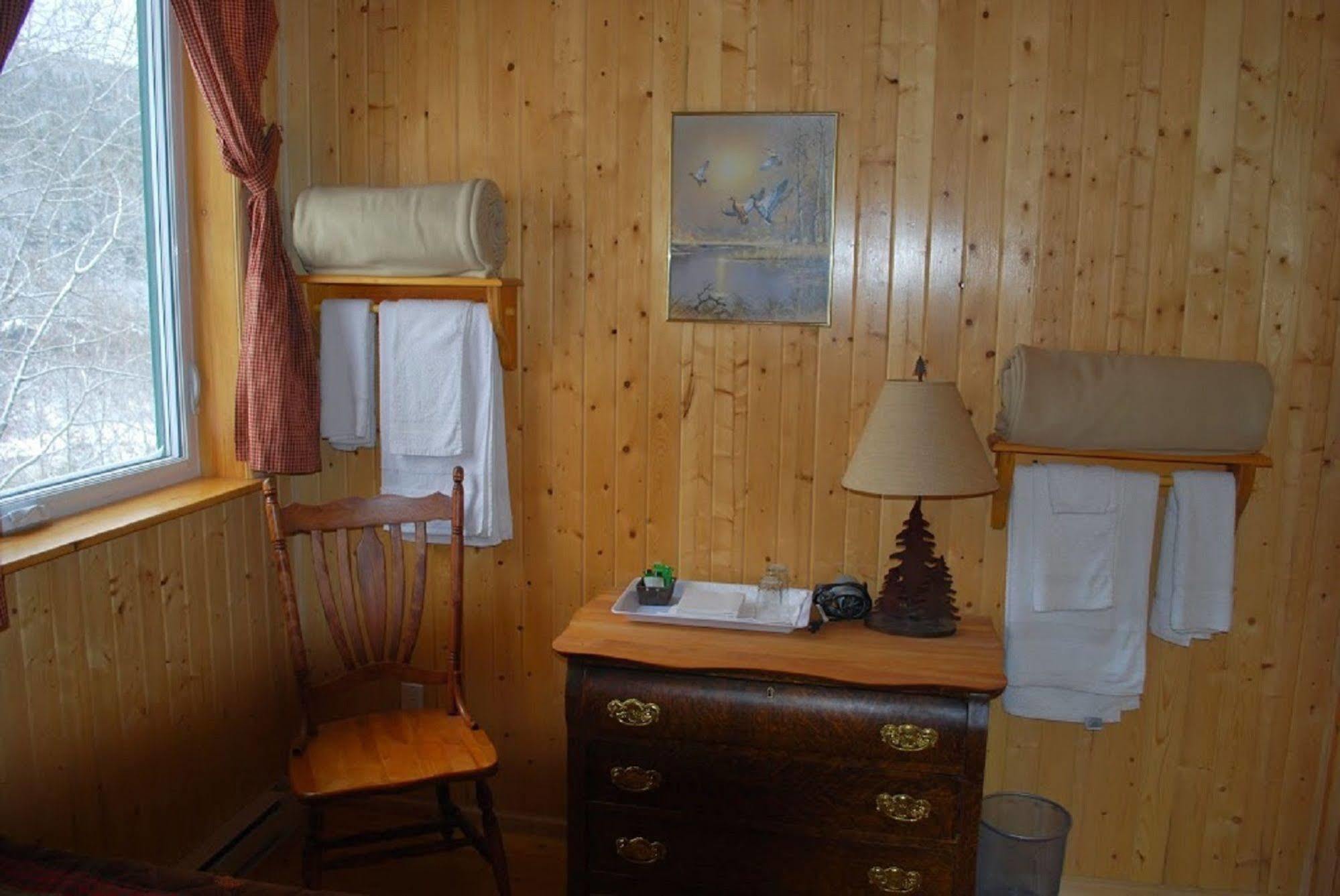 Auberge De La Riviere Matapedia - Matapedia River Lodge Routhierville ภายนอก รูปภาพ